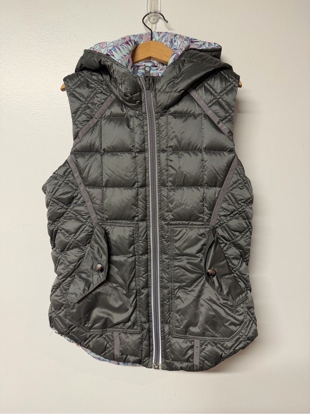 Ivivva Girls Reversible Quilted Down Hooded Puffer Vest in Dark Gray size 8